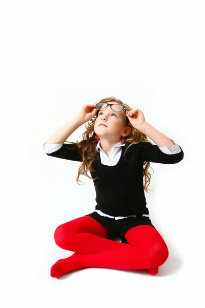 Seduta business ragazza con occhiali isolato su sfondo bianco — Foto Stock