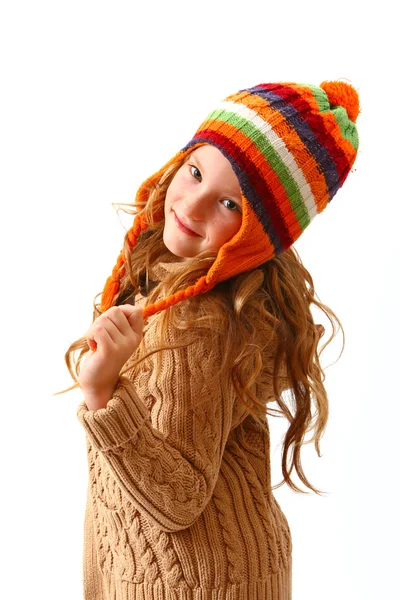 Кокетливая маленькая девочка в уютной одежде, изолированная на белом заднем плане — стоковое фото