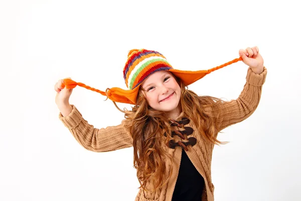 Divertente bambina in abiti colorati accogliente isolato su ba bianco — Foto Stock