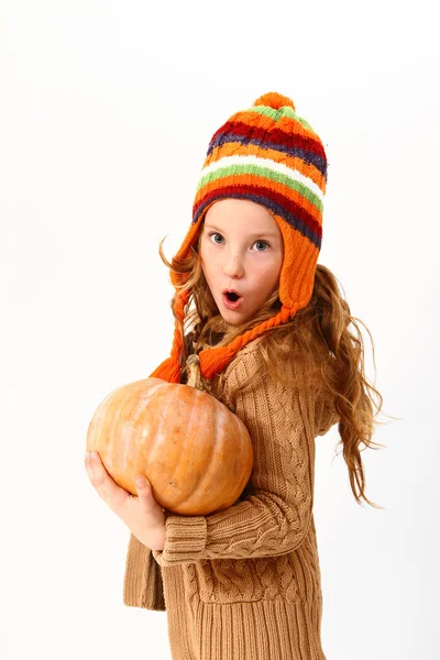 Niña sorprendida con calabaza aislada sobre fondo blanco —  Fotos de Stock