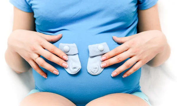 Mujer embarazada con calcetines pequeños — Foto de Stock