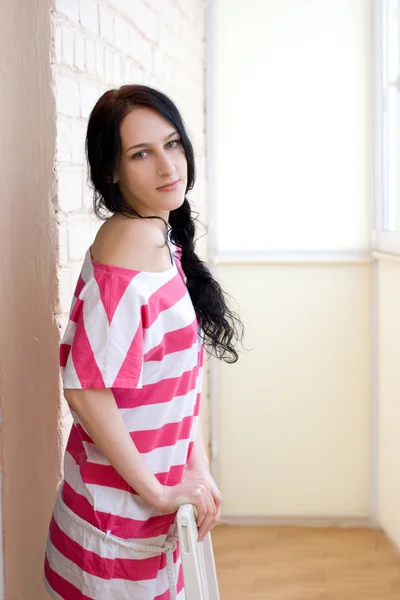 Kaukasische junge Frau in hellen Raum — Stockfoto