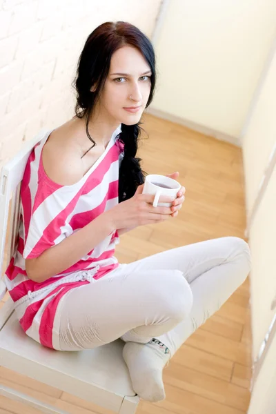 Caucasienne jeune femme avec tasse de thé — Photo