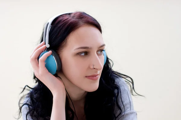 Caucasian dark haired woman with earphones — Stock Photo, Image