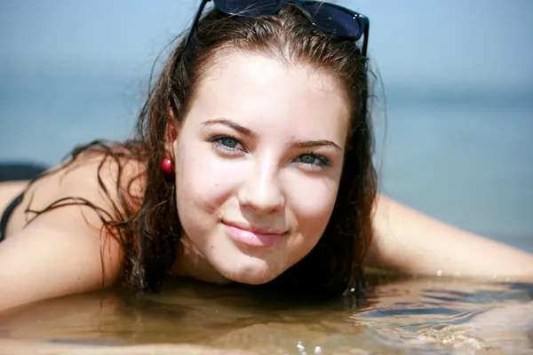 Hezká mladá žena ve vodě — Stock fotografie