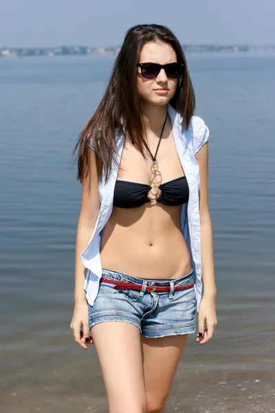Gelukkige jonge vrouw op het strand — Stockfoto