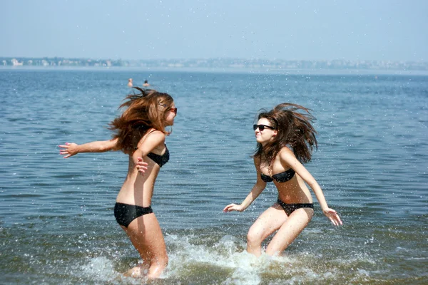 Happy young women playing at the beach — Stock Photo, Image