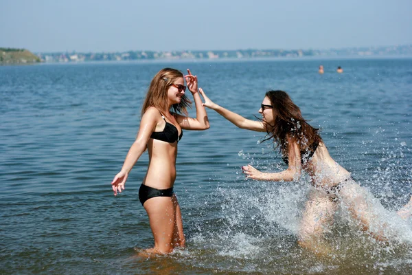 Happy young girls playing at the water — Stock Photo, Image