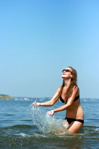 Happy young woman playing at the beach — Stock Photo, Image