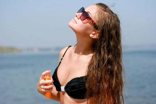 Pretty young caucasian woman spraying on the body — Stock Photo, Image