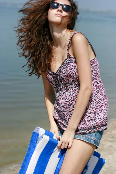 Kaukasische jonge vrouw met strand tas. — Stockfoto