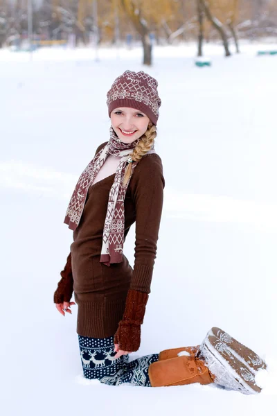 Young woman in a winter park outdoors — Stock Photo, Image