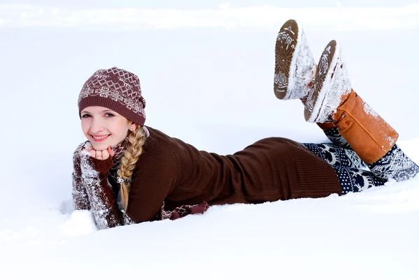 Giovane donna sulla neve all'aperto — Foto Stock