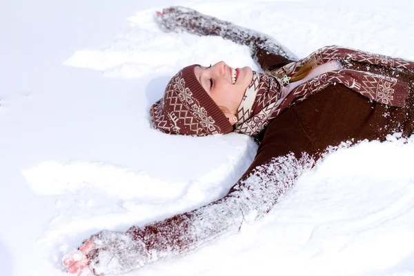 Gelukkig meisje op de sneeuw buitenshuis — Stockfoto
