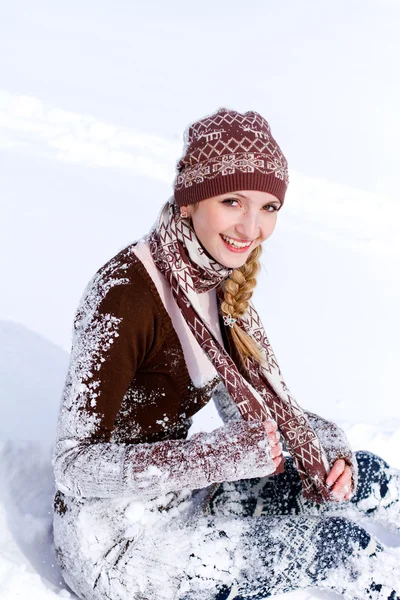 Skrattande flicka på snö utomhus — Stockfoto