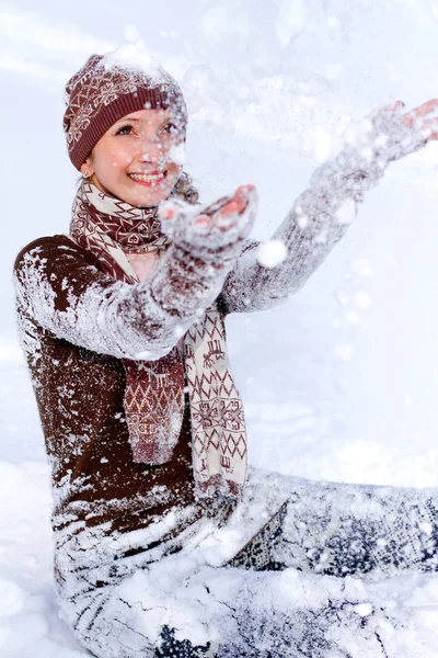 Śmiejąc się młoda kobieta, grając z śnieg na zewnątrz — Zdjęcie stockowe