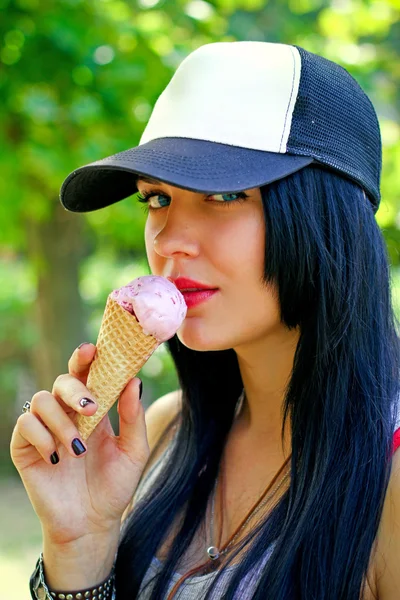 Grunge hermosa mujer joven sosteniendo un helado fuera — Foto de Stock