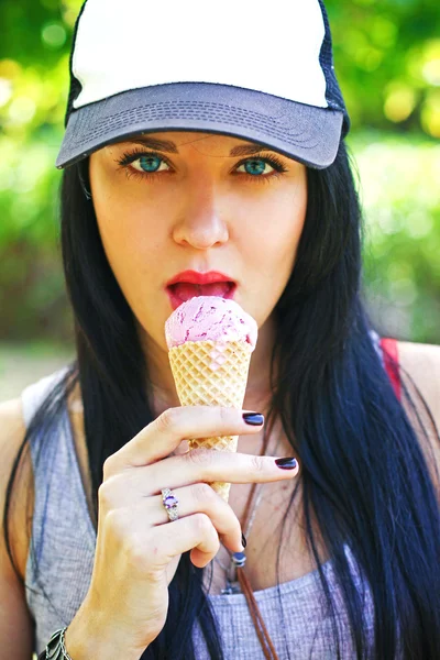 Πορτρέτο του grunge σέξι κορίτσι με παγωτό, εκτός — Φωτογραφία Αρχείου
