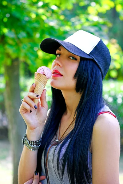 Beddable grunge girl with ice cream outside — Stock Photo, Image