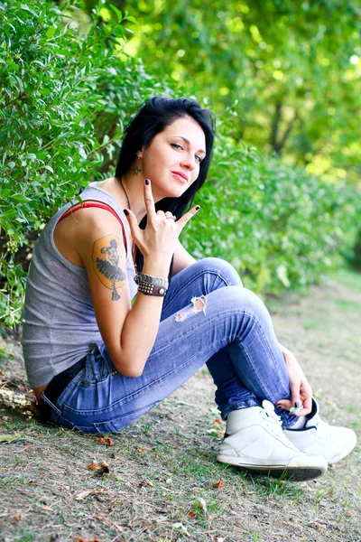 Grunge girl in the summer day in park outside — Stock Photo, Image