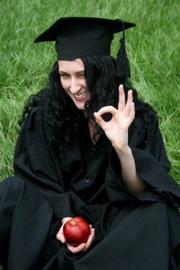 Tamam genç gülümseyen beyaz öğrenciyle