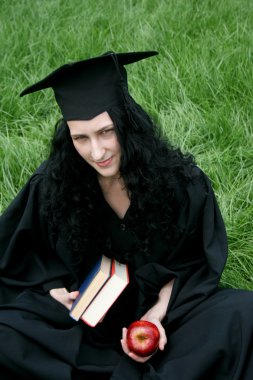 Beyaz öğrenci kitapları ile elbise