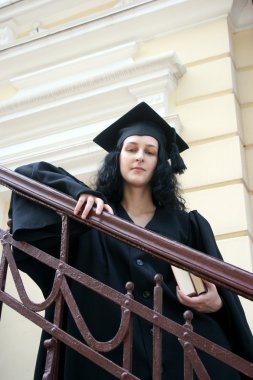 genç bir öğrenci üniversite yakınında elbise