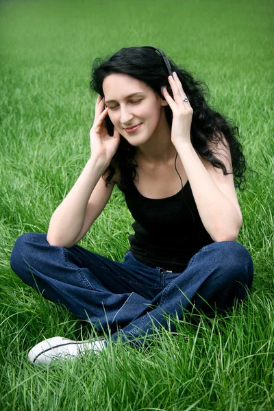 Teen girl listening music — Stock Photo, Image