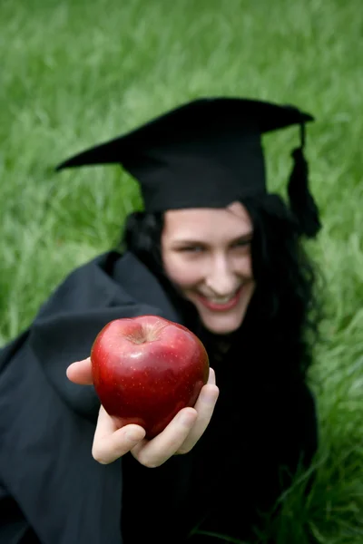 Jonge lachende Kaukasische student met apple — Stockfoto