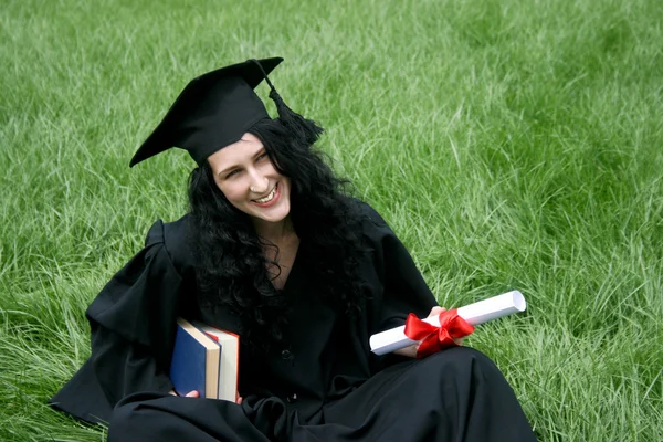 Gelukkig Bachelor in met diploma — Stockfoto