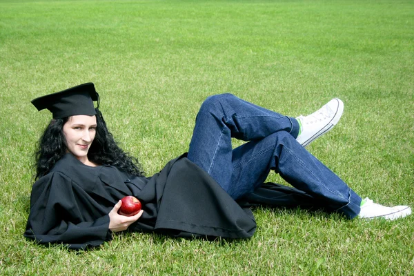 çim döşeme genç beyaz öğrenci