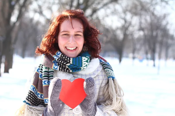 Menina feliz inverno com o coração vermelho — Fotografia de Stock