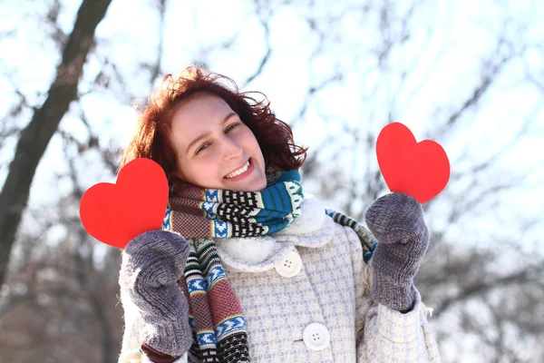 Romantica ragazza invernale con due cuori rossi all'aperto — Foto Stock