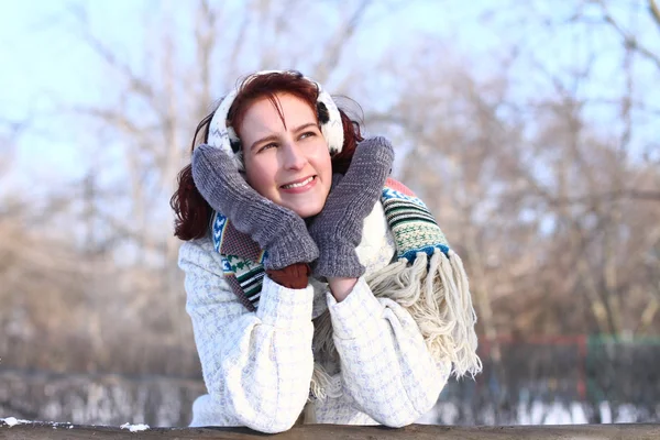 Мечтающая девушка в зимнем парке на открытом воздухе — стоковое фото