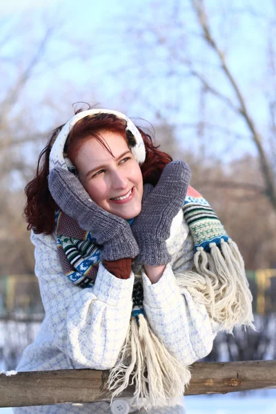 Portret van dromen meisje in winter park in openlucht — Stockfoto