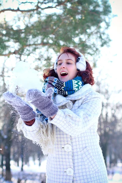 Ritratto invernale di ragazza felice gettando neve nel parco all'aperto — Foto Stock