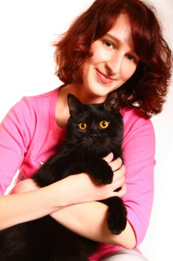 Beyaz backg izole bir İngiliz kedi ile güzel bir genç kadın