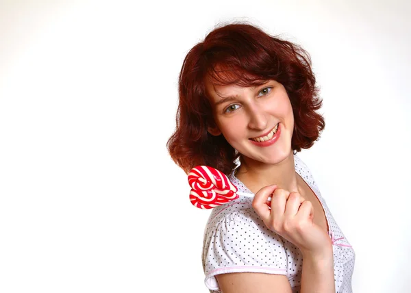 Sorrindo menina romântica com um pirulito em forma de coração isolado o — Fotografia de Stock