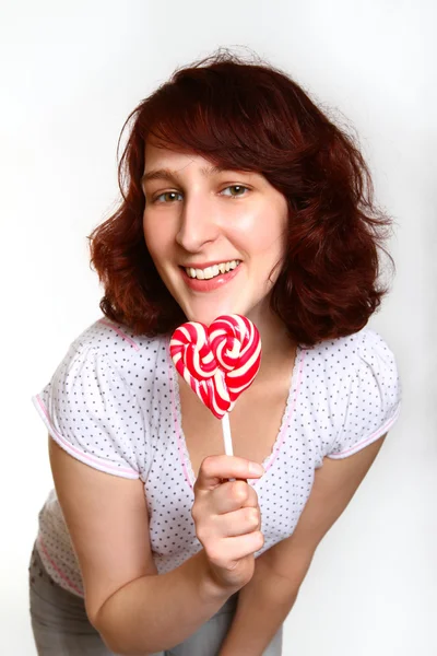 Lachende jonge vrouw met lolly geïsoleerd op witte achtergrond — Stockfoto
