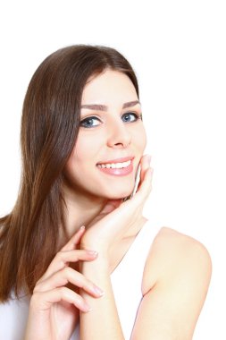 genç kadın bir karahindiba yaz Park üzerinde üfleme