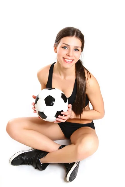 Sexy chica está sentado con una pelota de fútbol en un fondo blanco fr —  Fotos de Stock