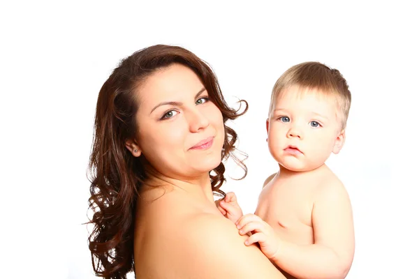 赤ちゃん白い背景の上の美しい若い母親 — ストック写真