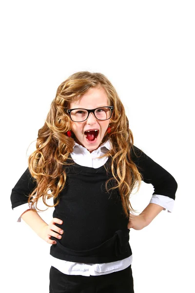 Business kleines Mädchen mit Brille auf weißem Hintergrund schreit — Stockfoto