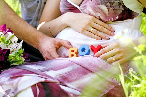 Retrato de mujer embarazada con cubos de niño en su vientre y de h — Foto de Stock