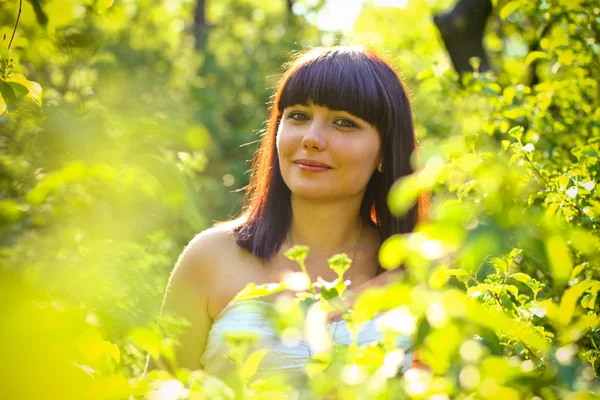 Retrato de jovem mulher em um parque de verão — Fotografia de Stock