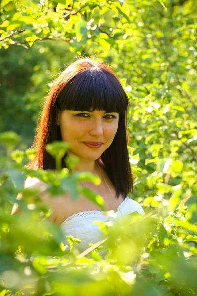 Retrato de jovem mulher atraente em um parque de verão — Fotografia de Stock