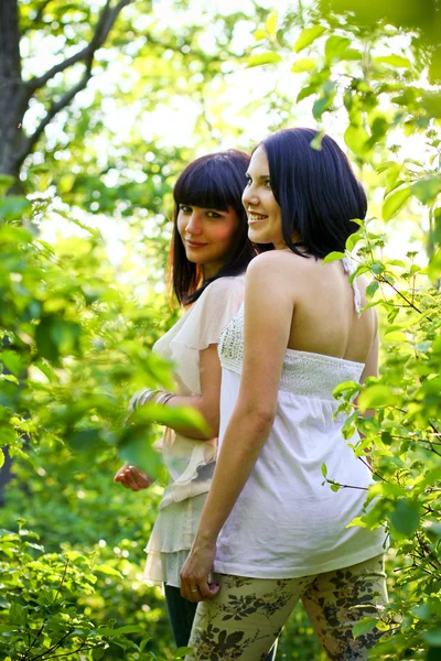 Duas jovens posando em um parque de verão — Fotografia de Stock