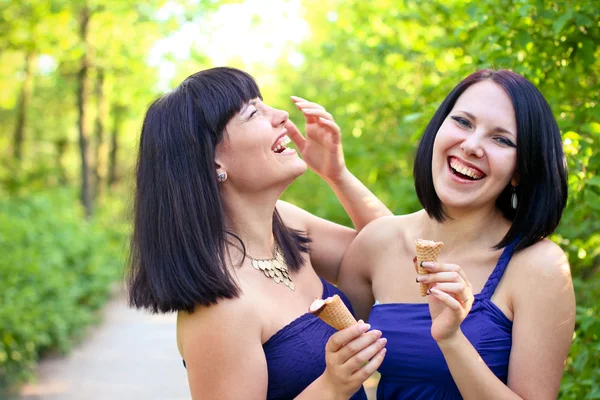 Two laughing women with ice cream in the summer park — Stock Photo, Image