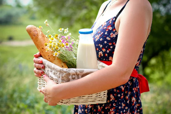 여름에 빵, 우유와 꽃 바구니를 들고 여자 — 스톡 사진