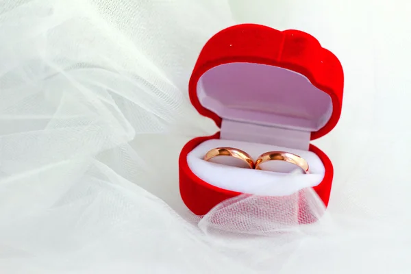 Anillos de boda en caja roja de cerca — Foto de Stock